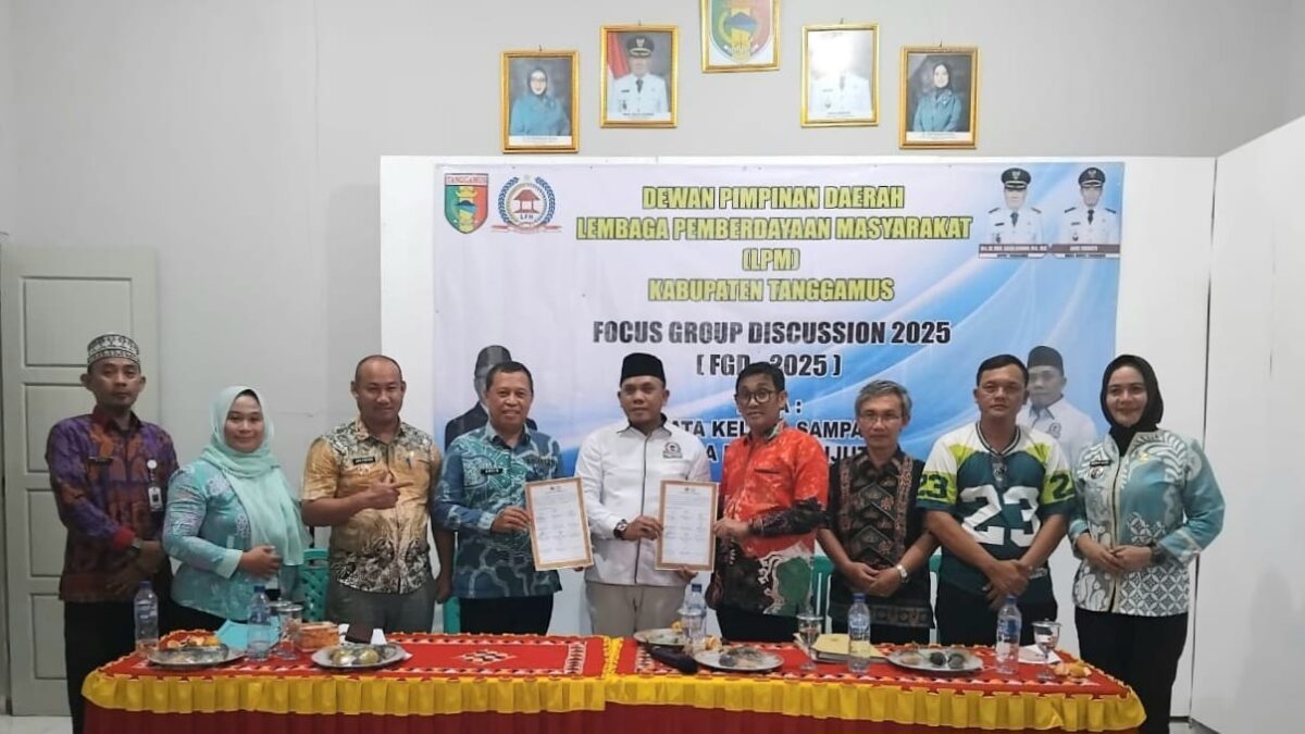 Ketua LPM Tanggamus Kurnain usai penandatangan kerja sama penanggulangan sampah bersama Kadis PMD Arpin, Kadis Lingkungan Hidup Kemas Amin Yusfi, Camat Kota Agung Adi Putra, Lurah Kuripan M. Rizki, Lurah Baros Nanak Supriyandi, Lurah Pasar Madang Mega Sari, di Aula Kelurahan Kuripan Kecamatan Kota Agung, Jum'at (12/12/2025) | Herdi/Media Prioritastv.com.