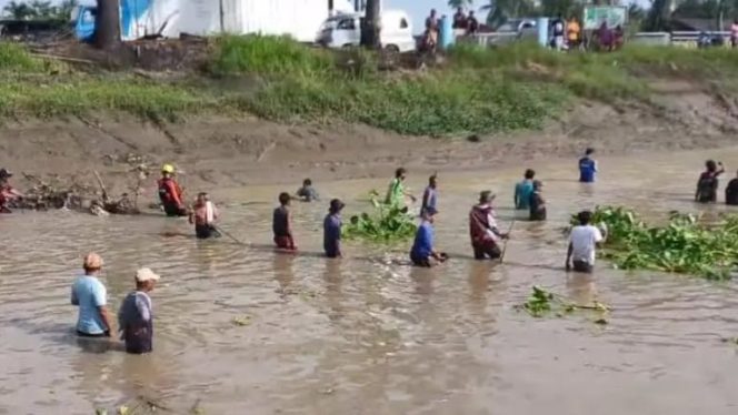 Sejumlah tim SAR gabungan dan warga saat melakukan pencarian korban, Sabtu 13 Desember 2025 | Dok. Kantor SAR Lampung.