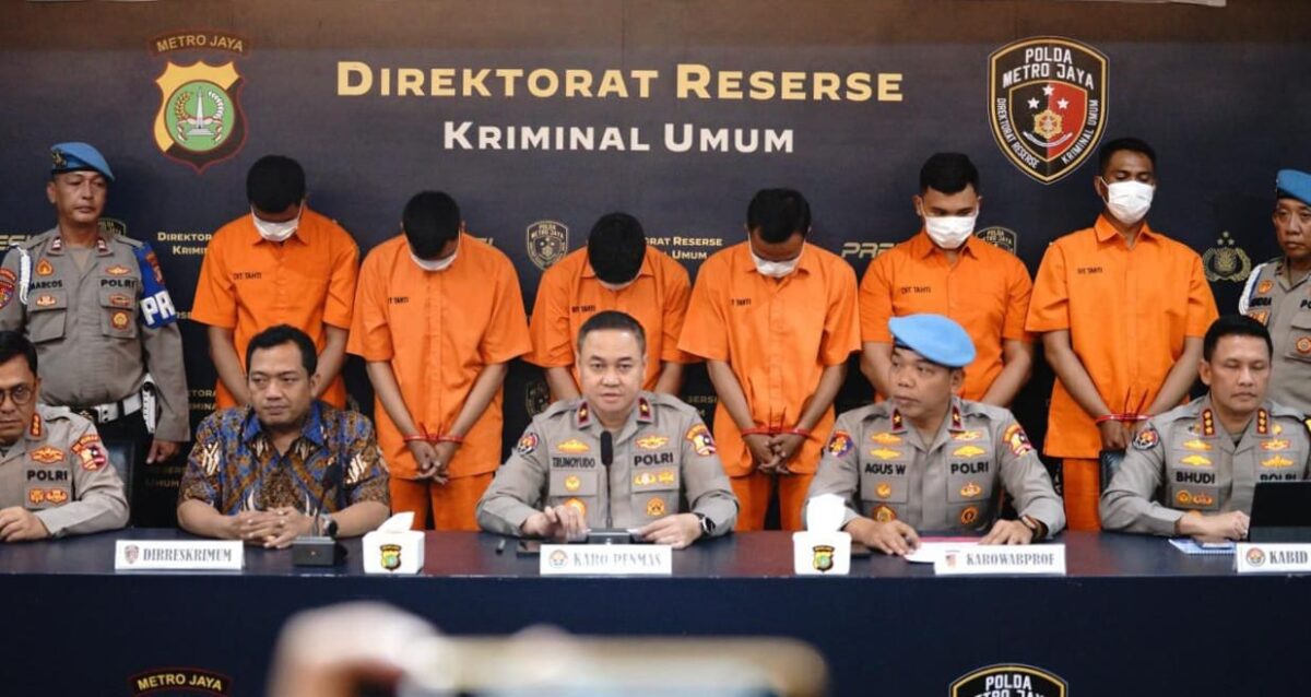 Karo Penmas Divisi Humas Polri, Brigjen Pol Trunoyudo Wisnu Andiko saat memimpin konferensi pers pada Jumat malam (12/12/2025) pukul 22.40 WIB | Dok. Divhumas Polri.