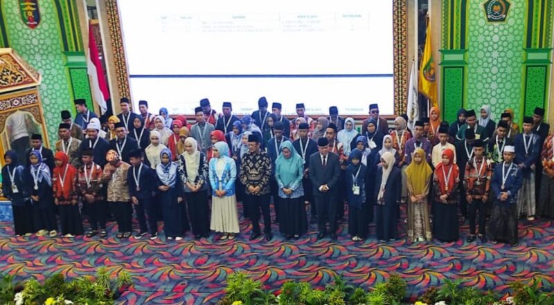 Foto bersama Kafilah Tanggamus dalam usia penutupan MTQ ke 52 Tahun 2025, Sabtu 13 Desember 2025 | Dok. Sekda Tanggamus Suadi.