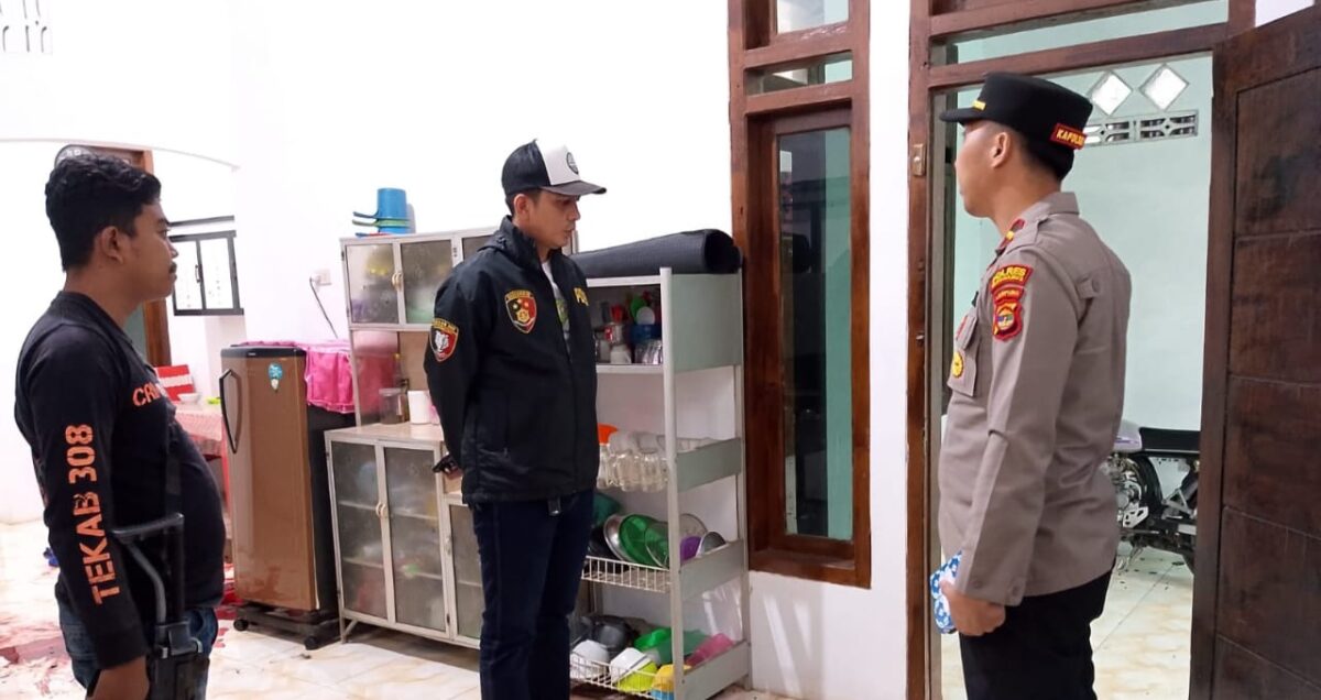 Kasat Reskrim Polres Tanggamus AKP Khairul Yassin dan Kapolsek Pugung dalam rangkaian olah TKP pembunuhan di Way Pring, Pugung, Tanggamus, Minggu 14 Desember 2025 | Dok. Humas Polres Tanggamus.