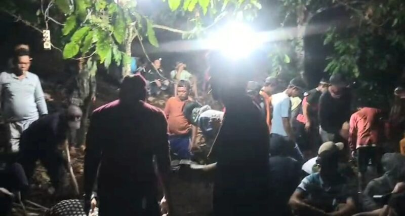 Prosesi pemakaman kedua korban pembunuhan di TPU Pekon Way Pring, Kecamatan Pugung, Tanggamus, Senin 15 Desember 2025 | Ist/Media Prioritastv.com.