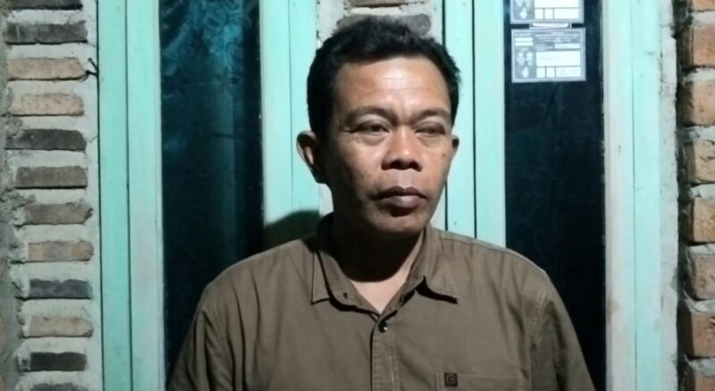 Kakon Way Pring, Pugung, Tanggamus, Wahyudi saat memberikan keterangan kepada Media Prioritastv.com, Minggu 14 Desember 2025, malam | Herdi/Media Prioritastv.com.