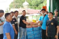 LSM KOREK Aceh saat menyerahkan bantuan bencana di wilayah aceh, Minggu 14 Desember 2025 |  ist/Media Prioritastv.com.