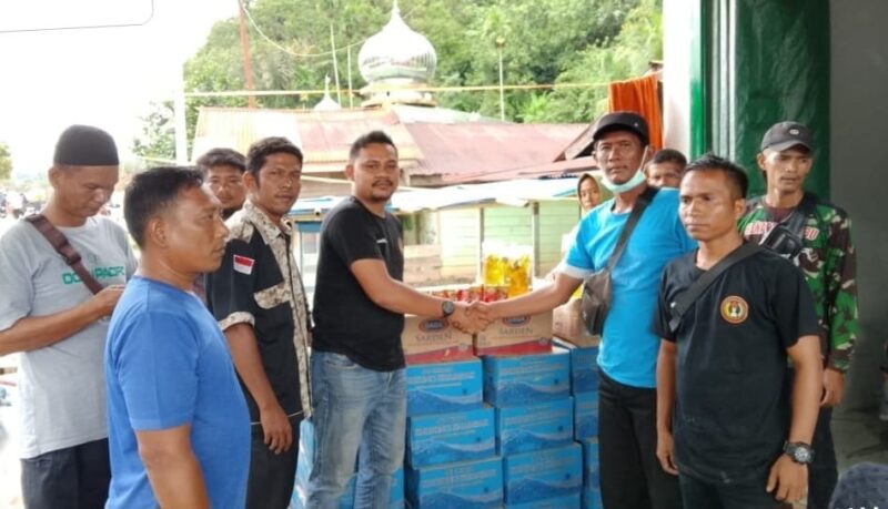 LSM KOREK Aceh saat menyerahkan bantuan bencana di wilayah aceh, Minggu 14 Desember 2025 | ist/Media Prioritastv.com.