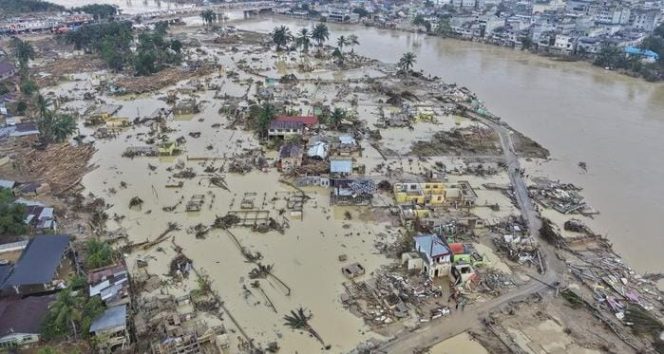 Foto udara memperlihatkan kawasan permukiman di Aceh Tamiang, Aceh, rusak parah setelah dihantam banjir bandang. Banyak bangunan tampak roboh dan tertutup lumpur tebal. Foto: ANTARA FOTO/Suhendra