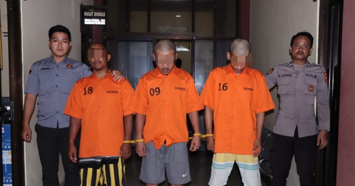 Ketiga tersangka yang ditangkap polisi bersama oknum ASN UPTD Dinas Pengairan Provinsi Lampung sebelum dijebloskan ke sel tahanan, Senin 15 Desember 2025 | Dok. Humas Polres Pringsewu.