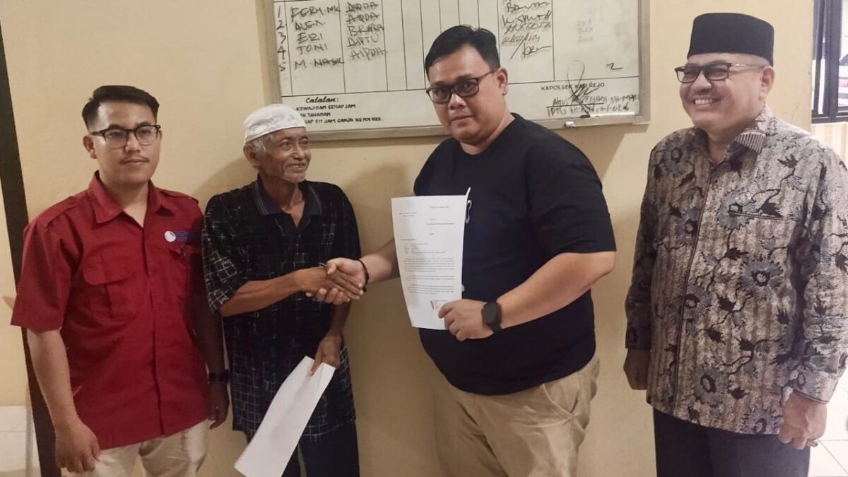 Dokter Sixto Slamino dan Pasien Bejo (70) saat bersalaman usai sepakat menyelesaikan permasalahan mereka, Sabtu 13 Desember 2025 | Dok. Humas Polres Lampung Tengah.