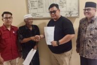 Dokter Sixto Slamino dan Pasien Bejo (70) saat bersalaman usai sepakat menyelesaikan permasalahan mereka, Sabtu 13 Desember 2025 | Dok. Humas Polres Lampung Tengah.