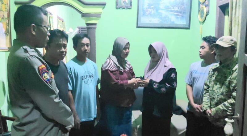 Kedua orang tua korban dan terduga pelaku penganiayaan yang viral di Kecamatan Pardasuka, Pringsewu saling memaafkan usai mediasi, Senin 15 Desember 2025, malam | Dok. Humas Polres Pringsewu. 