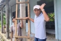 Ketua Komisi IV DPRD Tanggamus Romzi Edy saat memeriksa material bangunan SMP Satap 5 Kelumbayan Tanggamus, Selasa 16 Desember 2025 | Dok. Romzi Edy.