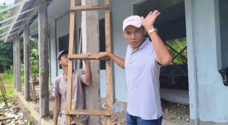 Ketua Komisi IV DPRD Tanggamus Romzi Edy saat memeriksa material bangunan SMP Satap 5 Kelumbayan Tanggamus, Selasa 16 Desember 2025 | Dok. Romzi Edy.
