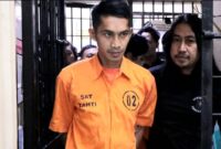 Tersangka AJ alias Ari saat digelandang tim Tekab 308 Polres Tanggamus, Kamis 18 Desember 2025 | Herdi/Media Prioritastv.com.
