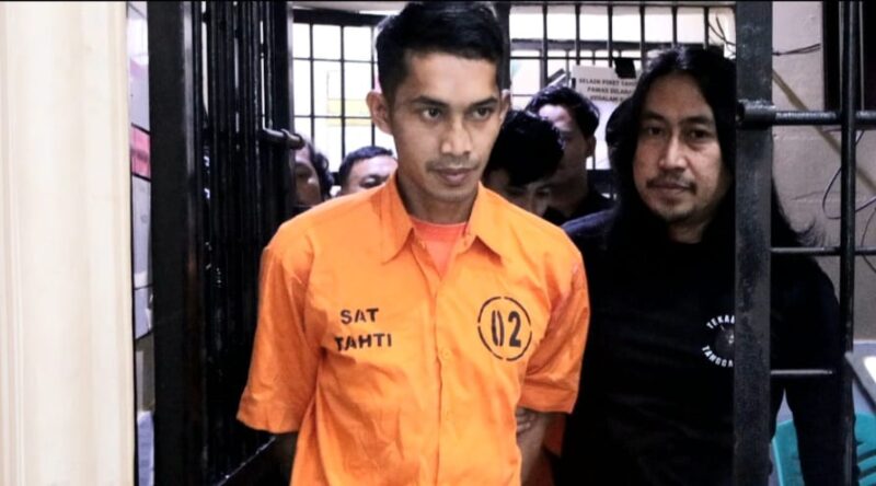 Tersangka AJ alias Ari saat digelandang tim Tekab 308 Polres Tanggamus, Kamis 18 Desember 2025 | Herdi/Media Prioritastv.com.