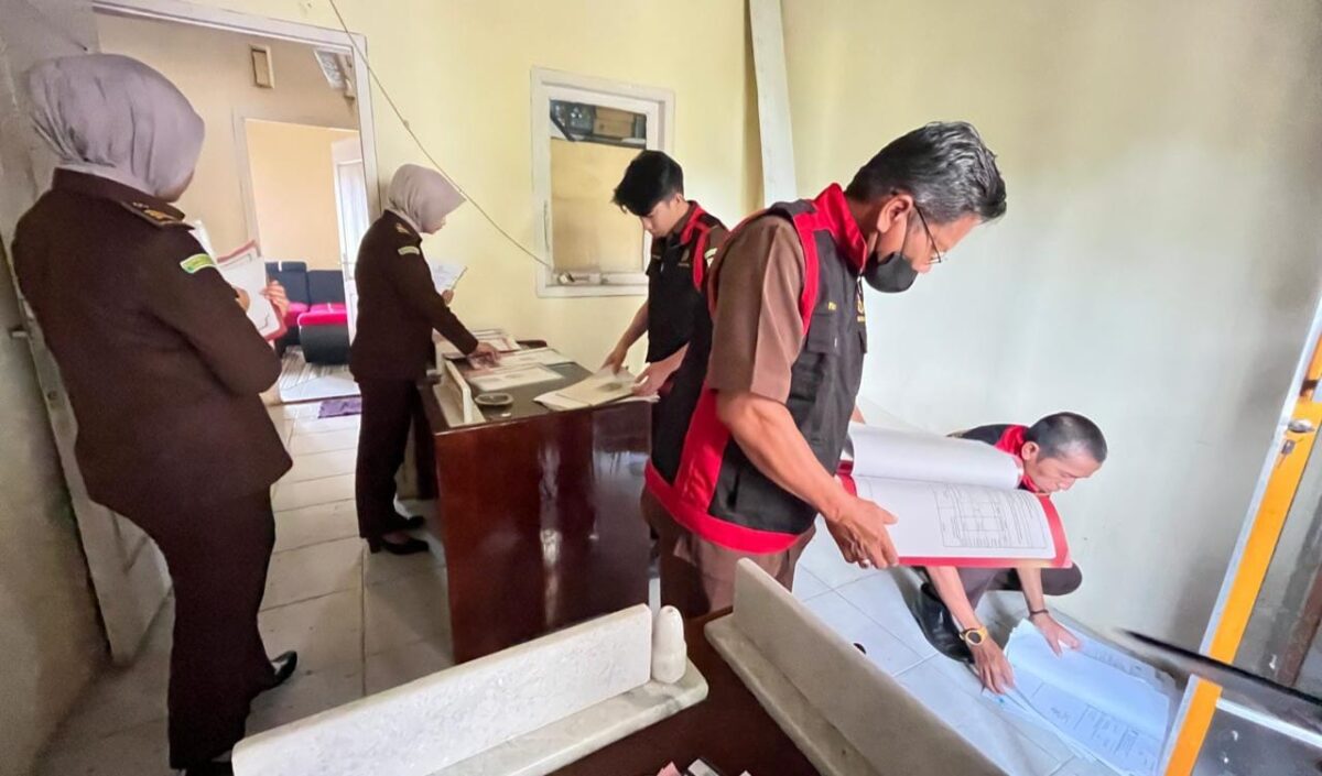 Tim Cabjari Tanggamus di Talang Padang saar Penggeledahan di Kantor Pekon Way Halom, Gunung Alip, Rabu 18 Desember 2025 | Dok. Cabjari Talang Padang.
