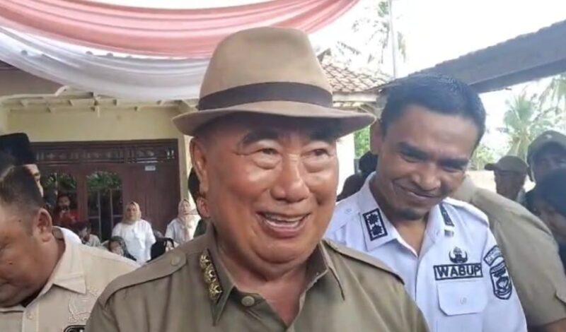Bupati Tanggamus H. Moh. Saleh Asnawi saat memberikan keterangan di Pekon Kagungan, Kota Agung Timur, Rabu 17 Desember 2025 | Herdi/Media Prioritastv.com.