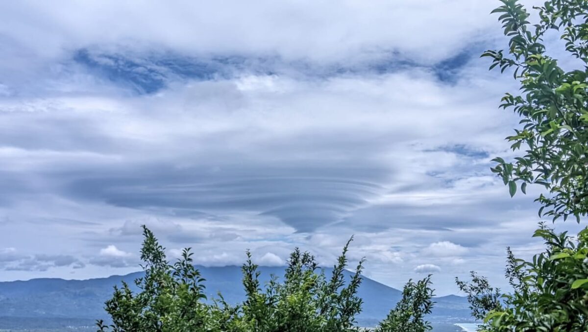 Penampakan awan lenticularis di atas gunung tanggamus, Kamis 18 Desember 2025 | Dok. Facebook Bang Gus.