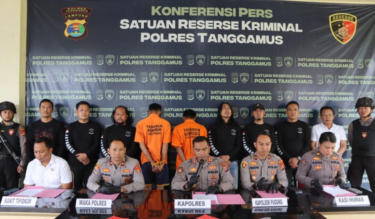 Kedua tersangka, AJ alias Ari (30) dan AM alias Aman (34) saat dihadirkan dalam konferensi pers Kamis 18 Desember 2025 | Herdi/Media Prioritastv.com.