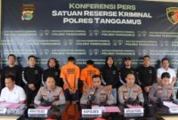 Kedua tersangka, AJ alias Ari (30) dan AM alias Aman (34) saat dihadirkan dalam konferensi pers Kamis 18 Desember 2025 | Herdi/Media Prioritastv.com.