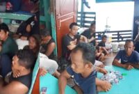 Para ABK yang diselamatkan salah satu kapal usai terbakar di Perairan Lampung, Sabtu 20 Desember 2025 | Dok. Basarnas Lampung.