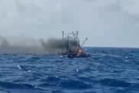 Kondisi KM Maulana yang terbakar di Perairan Lampung, Sabtu 20 Desember 2025 | Dok. Basarnas Lampung.