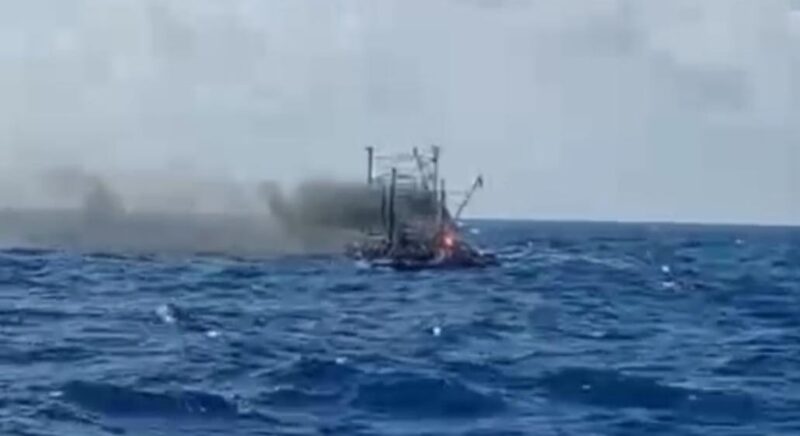 Kondisi KM Maulana yang terbakar di Perairan Lampung, Sabtu 20 Desember 2025 | Dok. Basarnas Lampung.