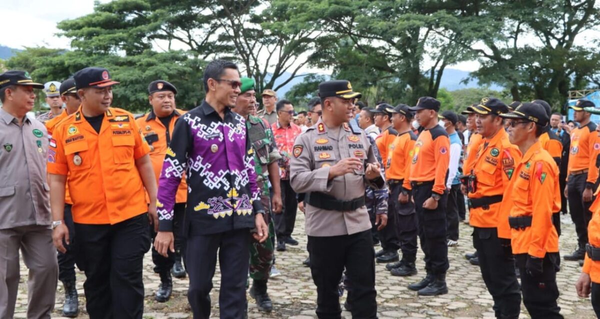 Kapolres Tanggamus AKBP Rahmad Sujatmiko bersama Wabup Agus Suranto, perwakilan Forkopimda dan kepala OPD saat memeriksa pasukan apel gelar, Jumat 19 Desember 2025 | Dok. Humas Polres Tanggamus.