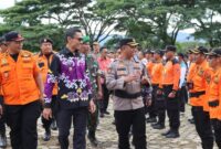Kapolres Tanggamus AKBP Rahmad Sujatmiko bersama Wabup Agus Suranto, perwakilan Forkopimda dan kepala OPD saat memeriksa pasukan apel gelar, Jumat 19 Desember 2025 | Dok. Humas Polres Tanggamus.
