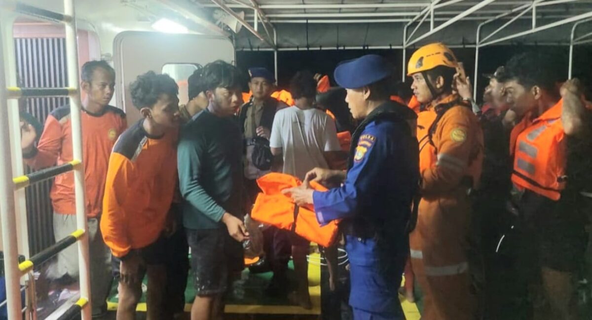 Proses evakuasi korban selamat kebakaran KM Maulana 3.0 menuju pelabuhan muara baru, Jakarta, menggunakan kapal KM Damasha-05, Minggu 21 Desember 2025 | Dok. SAR Lampung.