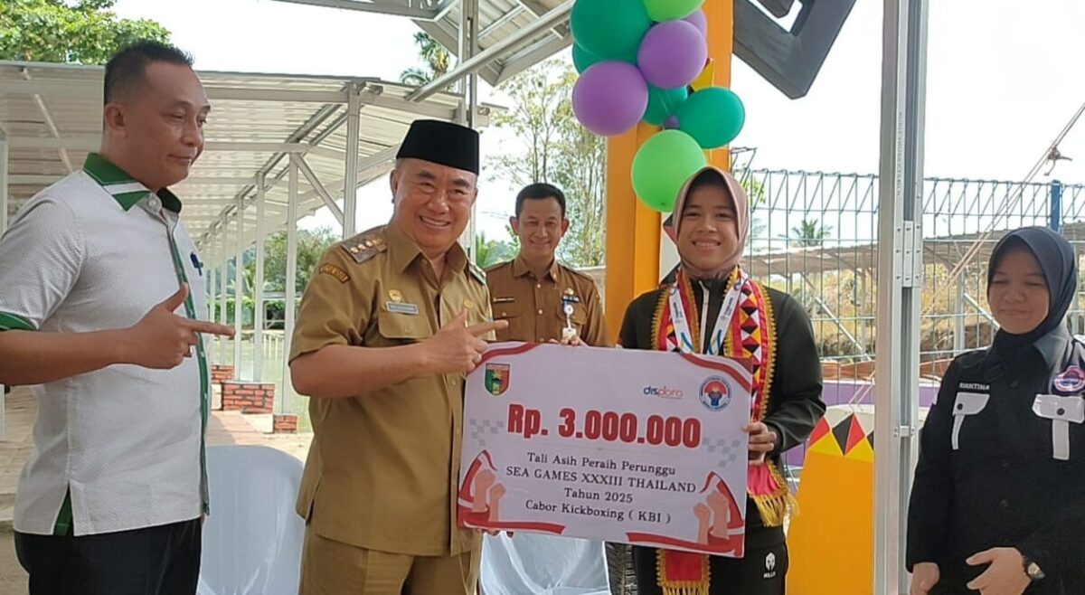 Penyerahan tali asih oleh Bupati Tanggamus H. Moh. Saleh Asnawi kepada Sevi Nurul Aini didampingi Ketua KONI Tanggamus, H. Nuzul Irsan, Senin 22 Desember 2025 |