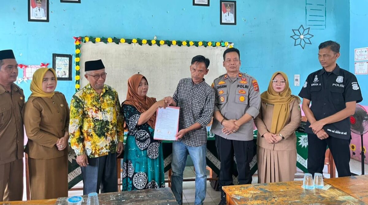 Kedua orang tua pelajar saling memaafkan dengan menunjukan surat perdamaian, Selasa Desember 2025 | Dok. Humas Polres Tanggamus.