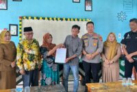 Kedua orang tua pelajar saling memaafkan dengan menunjukan surat perdamaian, Selasa Desember 2025 | Dok. Humas Polres Tanggamus.