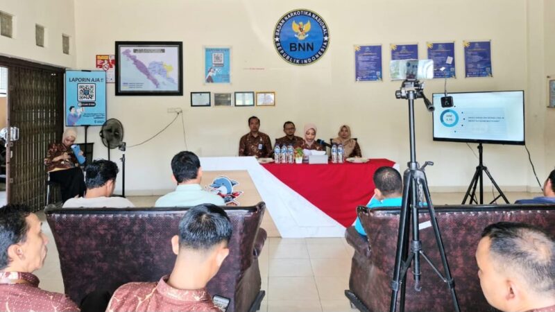 Kepala BNNK Tanggamus, Diani Indramaya saat memberikan penjelasan dalam konferensi persi di kantor BNNK setempat, Selasa 23 Desember 2025 | Herdi/Media Prioritastv.com.