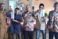 Para calon kakon Pilkakon PAW Pekon Sinar Jawa, Air Naningan, Tanggamus saat menunjukan nomor urut usai penetapan, Selasa 23 Desember 2025 | Herdi/Media Prioritastv.com.