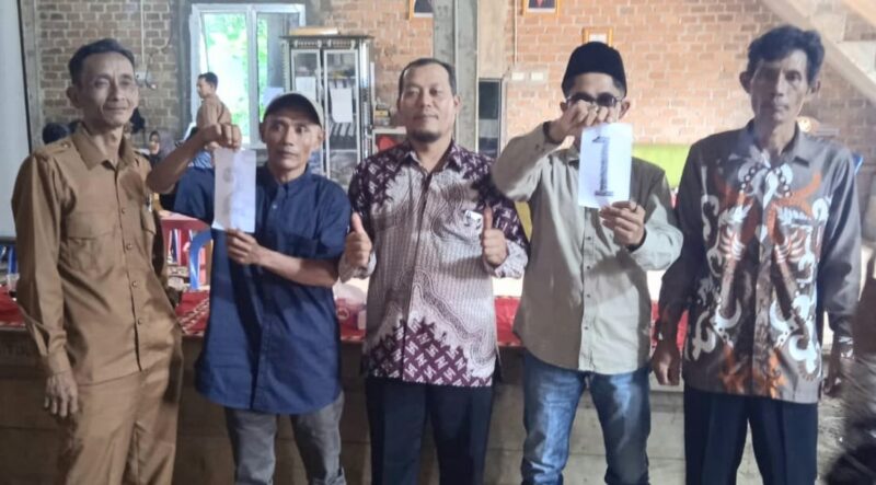 Para calon kakon Pilkakon PAW Pekon Sinar Jawa, Air Naningan, Tanggamus saat menunjukan nomor urut usai penetapan, Selasa 23 Desember 2025 | Herdi/Media Prioritastv.com.