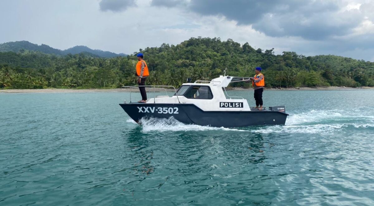 Anggota Satpolairud Polres Tanggamus saat patroli dan penyisiran teluk semaka cari korban KM Maulana 3.0., Selasa 23 Desember 2025 | Dok. Humas Polres Tanggamus.