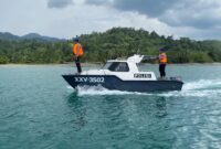 Anggota Satpolairud Polres Tanggamus saat patroli dan penyisiran teluk semaka cari korban KM Maulana 3.0., Selasa 23 Desember 2025 | Dok. Humas Polres Tanggamus.