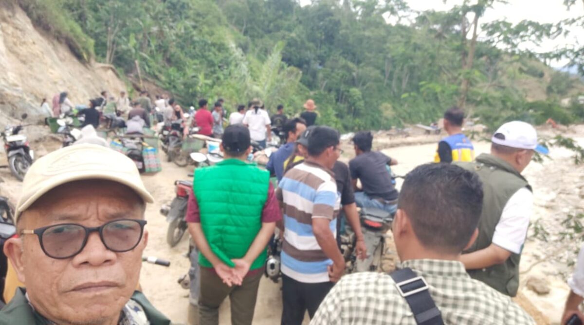 Ketua FMKL Burhan Alpin saat turun langsung ke lokasi jalan nasional penghubung Aceh Tenggara - Gayo Lues, Sabtu 20 Desember 2025 | Dok. FMKL.