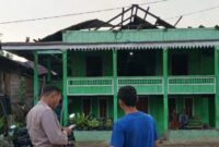 Anggota Polsek Semaka saat melakukan identifikasi dan meminta keterangan korban, Rabu 24 Desember 2025, sore | Dok. Humas Polres Tanggamus.