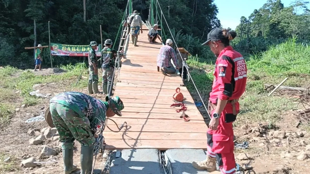 Personil TNI Kodim 0424 Tanggamus dan Rescue Indonesia saat melaksanakan pekerjaan pembangunan jembatan gantung garuda di Pekon Umbar, Kelumbayan Tanggamus, Sabtu 27 Desember 2025 | Dok. Kodim 0424 Tanggamus.