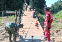 Personil TNI Kodim 0424 Tanggamus dan Rescue Indonesia saat melaksanakan pekerjaan pembangunan jembatan gantung garuda di Pekon Umbar, Kelumbayan Tanggamus, Sabtu 27 Desember 2025 | Dok. Kodim 0424 Tanggamus.