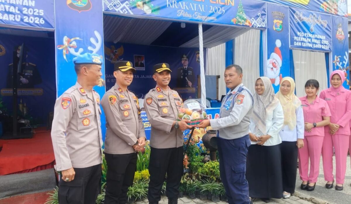 Kapolres Tanggamus AKBP Rahmad Sujatmiko saat menyerahkan bingkisan kepada perwakilan Dishub di Pospam Gisting, Minggu 28 Desember 2025 | Dok. Humas Polres Tanggamus.