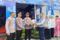 Kapolres Tanggamus AKBP Rahmad Sujatmiko saat menyerahkan bingkisan kepada perwakilan Dishub di Pospam Gisting, Minggu 28 Desember 2025 | Dok. Humas Polres Tanggamus.