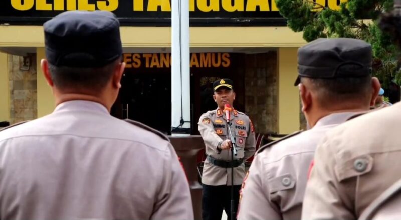 Kapolres Tanggamus AKBP Rahmad Sujatmiko saat memberikan arahan kepada personilnya, Senin 29 Desember 2025 | Dok. Humas Polres Tanggamus.