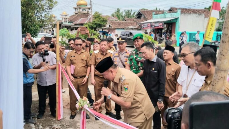 Bupati Tanggamus H. Moh. Saleh Asnawi saat memotong pita tanda dibukanya rumah bantuan pemerintah di Pekon Pekonbalak, Wonosobo, Tanggamus, Senin 29 Desember 2025 | Herdi/Media Prioritastv.com.