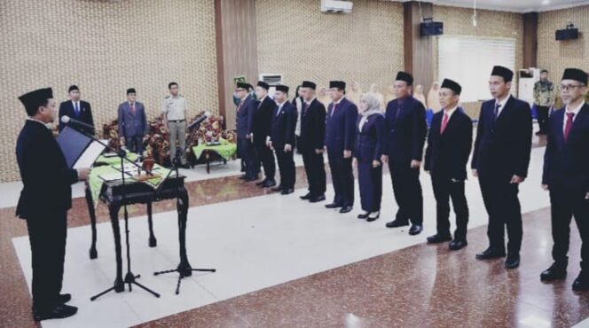 Bupati Pringsewu, Riyanto Pamungkas saat melantik 10 Pejabat Pimpinan Tinggi Pratama hasil seleksi terbuka di lingkup Pemkab setempat, Senin 29 Desember 2025 | Dok. Pemkab Pringsewu.
