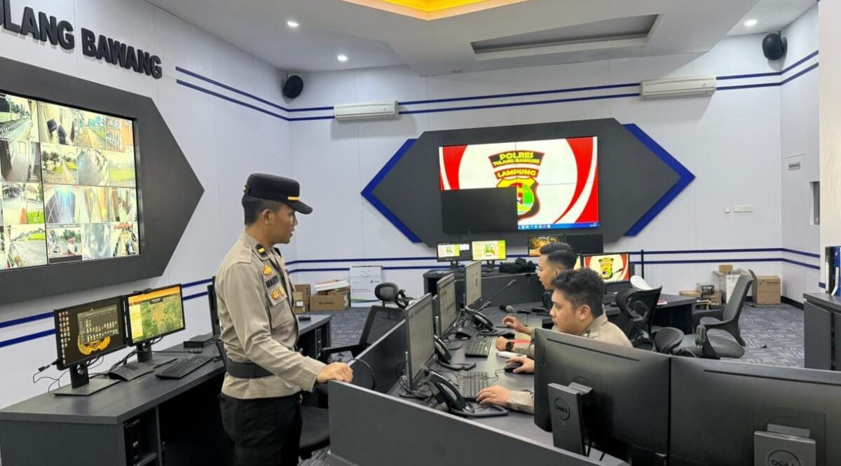 Petugas layanan 110 Polres Tulang Bawang yang bersiaga menerima laporan maupun informasi masyarakat, Senin 29 Desember 2025 | Dok. Humas Polres Tulang Bawang.