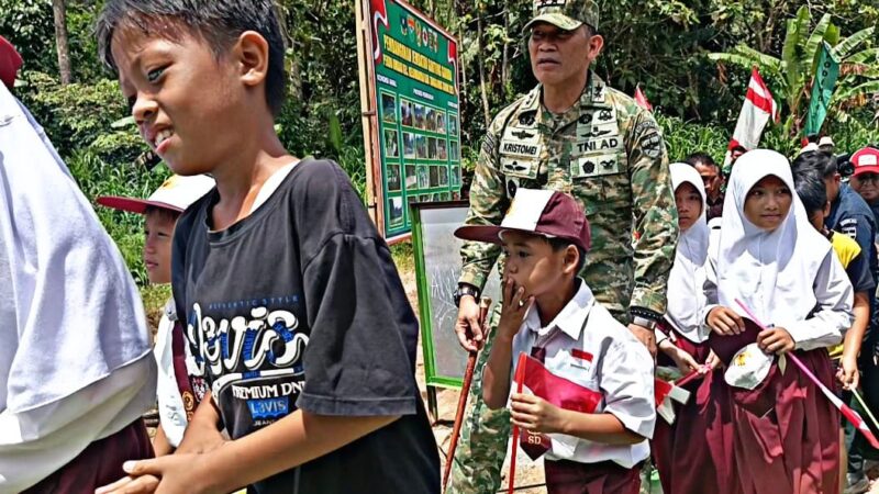 Panglima Kodam XXI/Radin Inten, Mayjen TNI Kristomei saat menghadiri peresmian jembatan garuda di Pekon Umbar, Tanggamus, Selasa 30 Desember 2025.