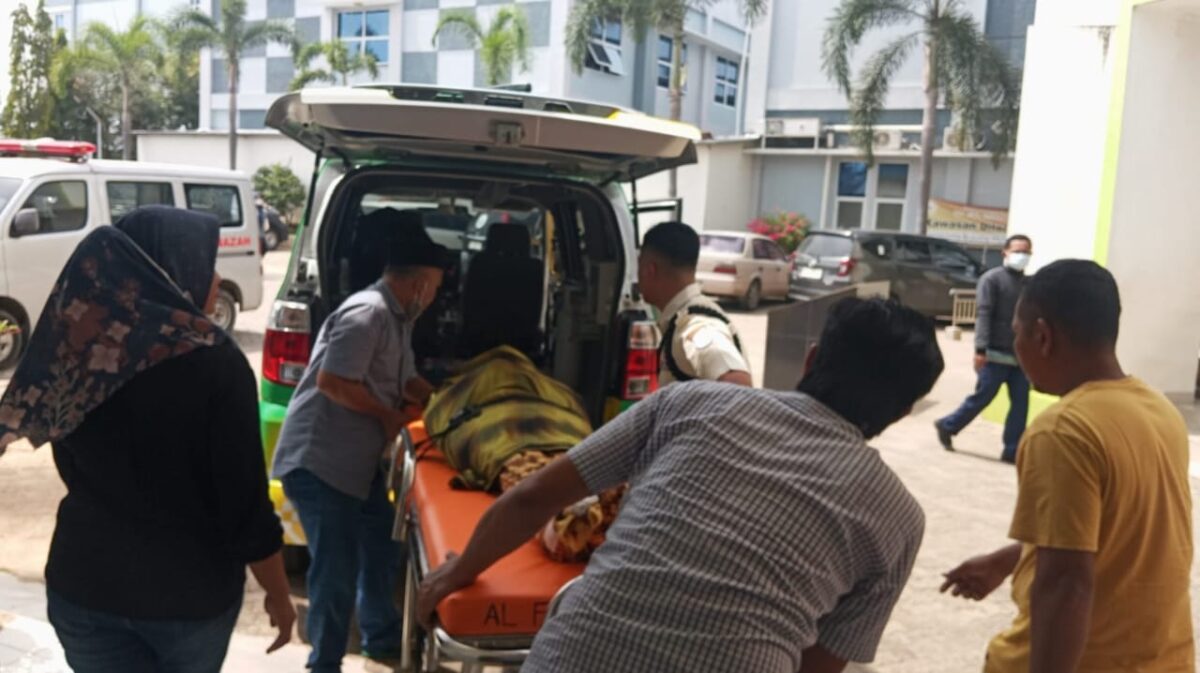 Jenazah almarhumah Marhamah saat dievakuasi menggunakan ambulans milik relawan di Pringsewu, Selasa 30 Desember 2025.