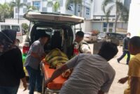 Jenazah almarhumah Marhamah saat dievakuasi menggunakan ambulans milik relawan di Pringsewu, Selasa 30 Desember 2025.